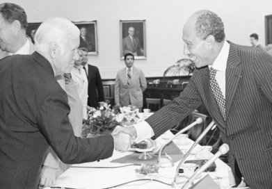 A person shaking hands with another person

Description automatically generated