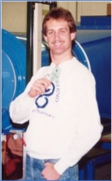 A person wearing a white shirt

Description automatically generated