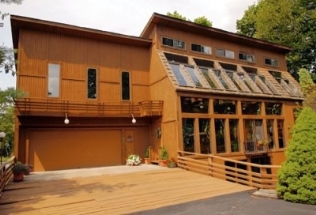 A large house with a garage

AI-generated content may be incorrect.